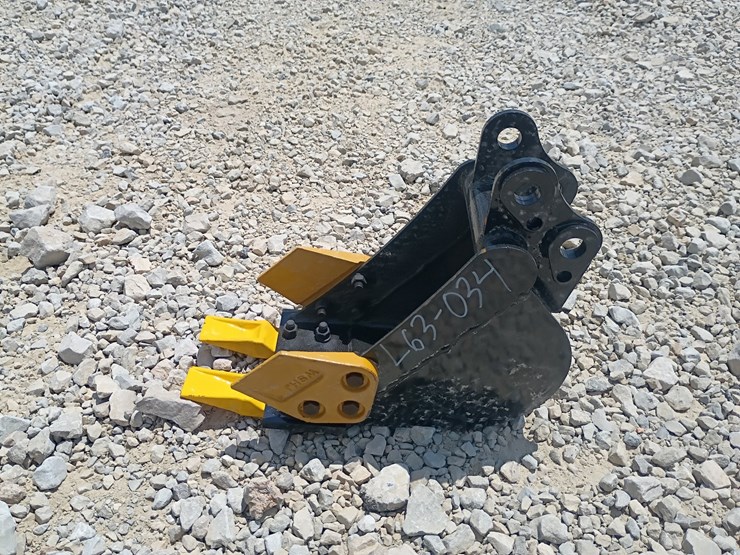 #l63-034-•-8"-bucket-mini-excavator-attachment-image-2