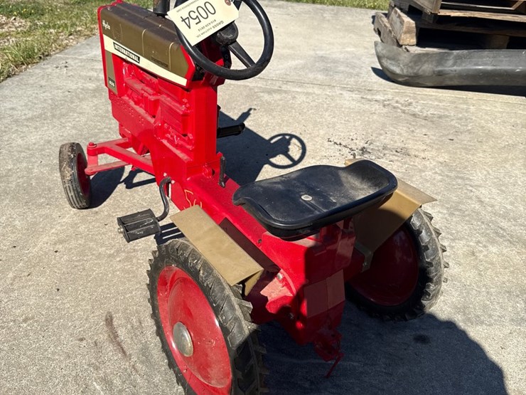 #54-•-international-farmall-826-demonstrator-pedal-tractor-image-6
