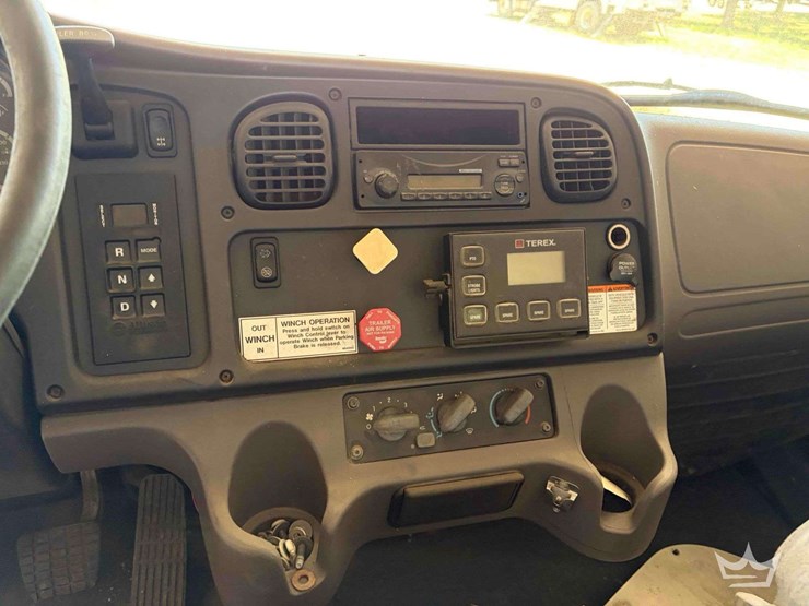 2014-freightliner-m2-106-image-12