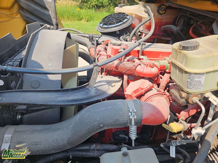 2015-freightliner-m2-106-image-23