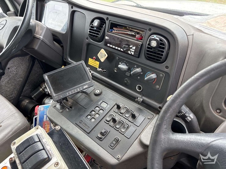 2019-freightliner-m2-106-image-35