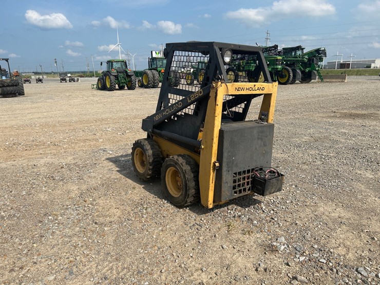 new-holland-l250-image-4