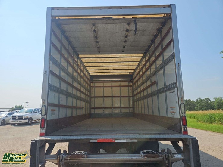 2015-freightliner-m2-106-image-36