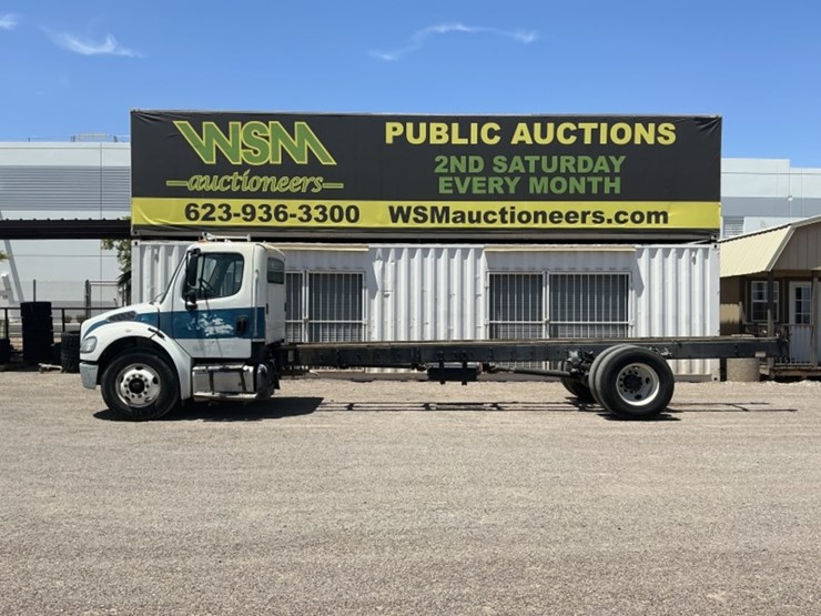 2013-freightliner-m2-106-image-1