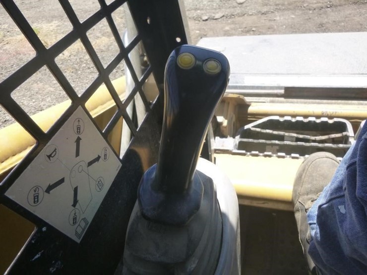 2012-caterpillar-226b3-image-16
