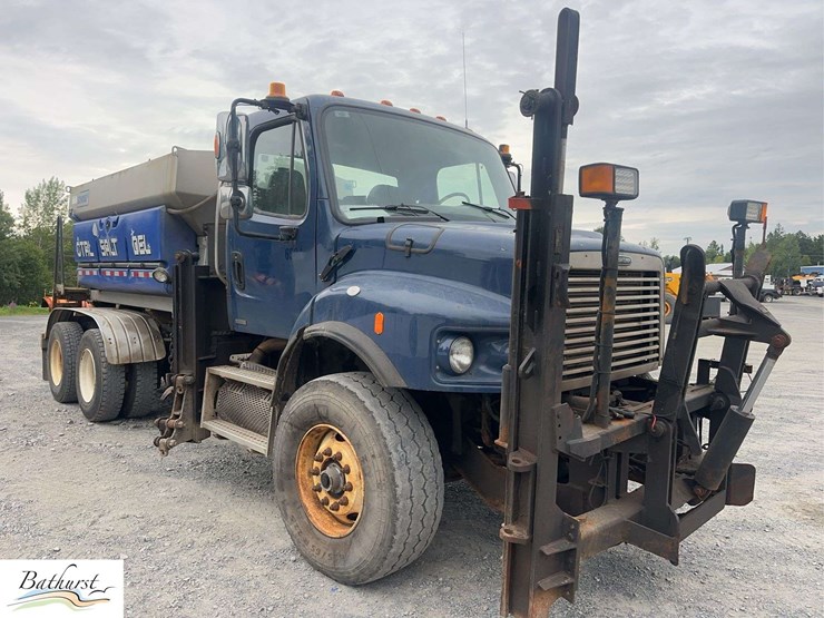2010-freightliner-m2-106-image-3