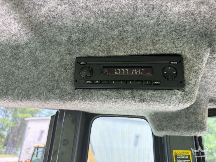 2017-deere-310l-image-15