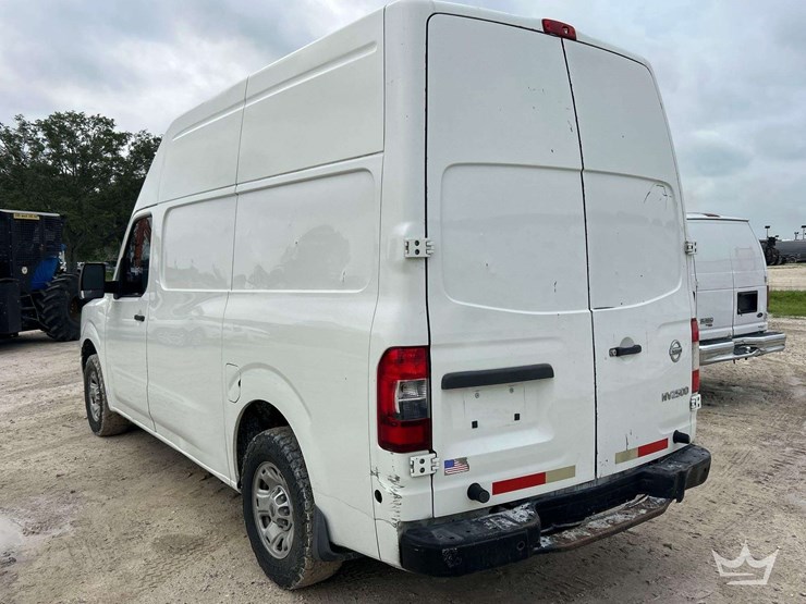 2017-nissan-nv2500hd-image-4