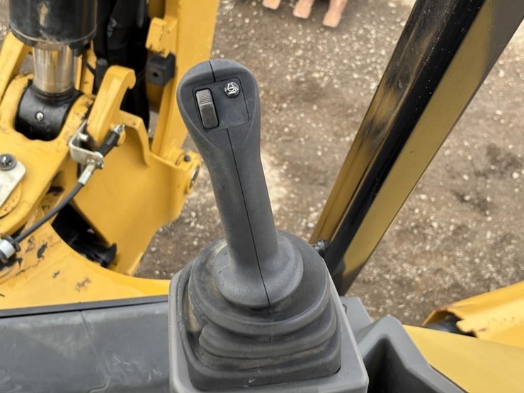 2022-caterpillar-430-image-41