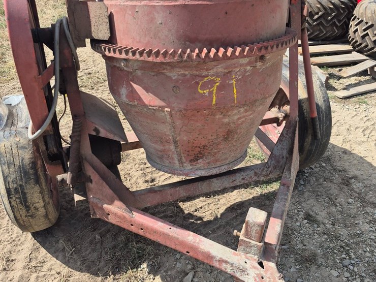 #91-•-towable-cement-mixer-image-1