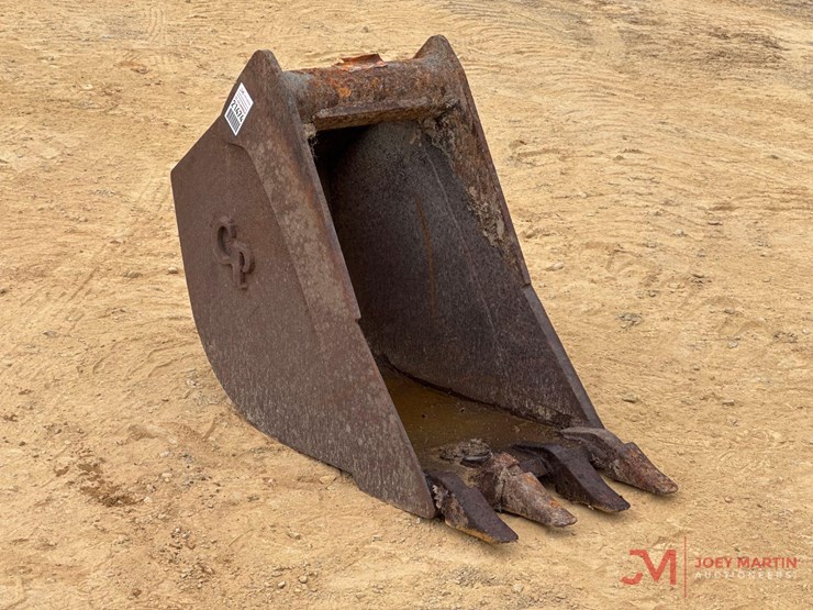 18"-gp-excavator-tooth-bucket-image-1