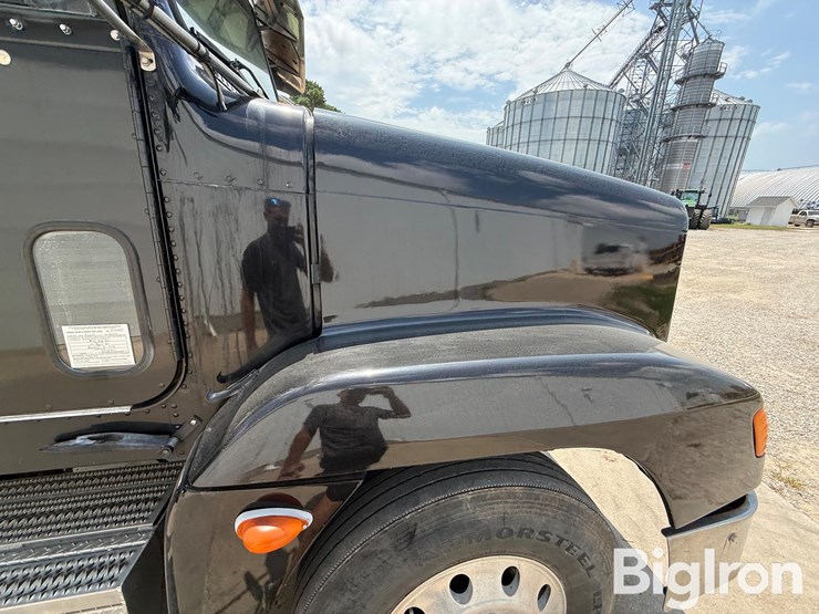 1999-freightliner-fld120-image-19