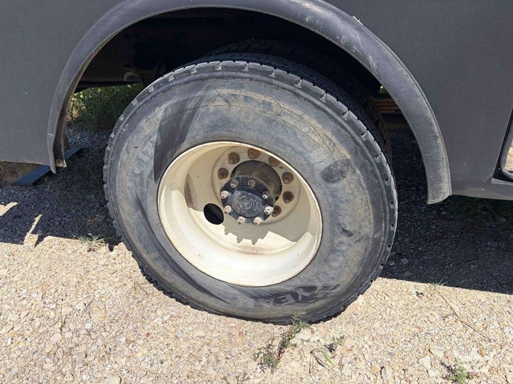 2018-freightliner-m2-106-image-29