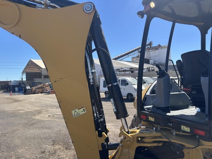 2012-caterpillar-420f-image-23