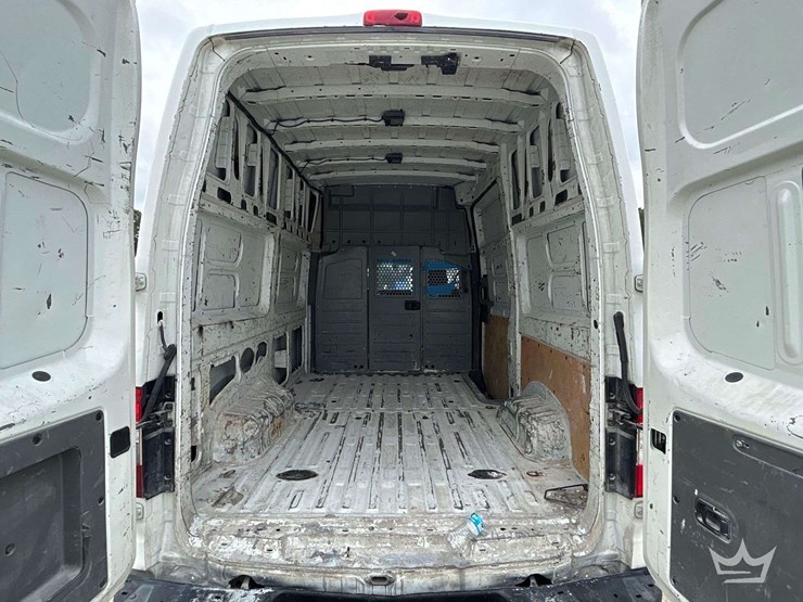 2017-nissan-nv2500hd-image-14