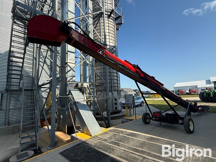 2022-universal-industries-1537-field-loader-self-propel-belt-conveyor-image-5