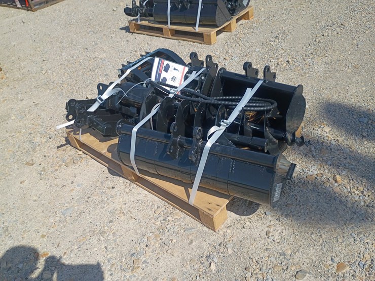 #l66-018-•-agt-mini-excavator-attachment-set-image-2