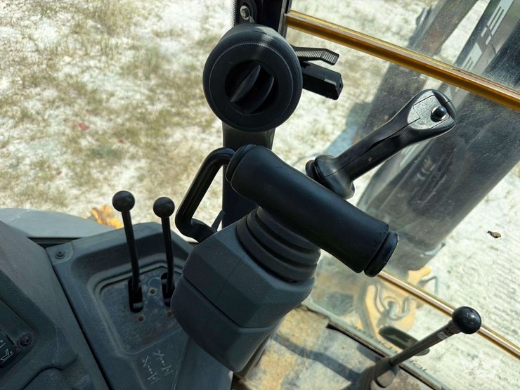 2017-deere-310l-image-12