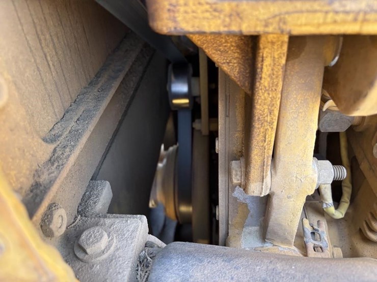 2005-caterpillar-143h-image-56