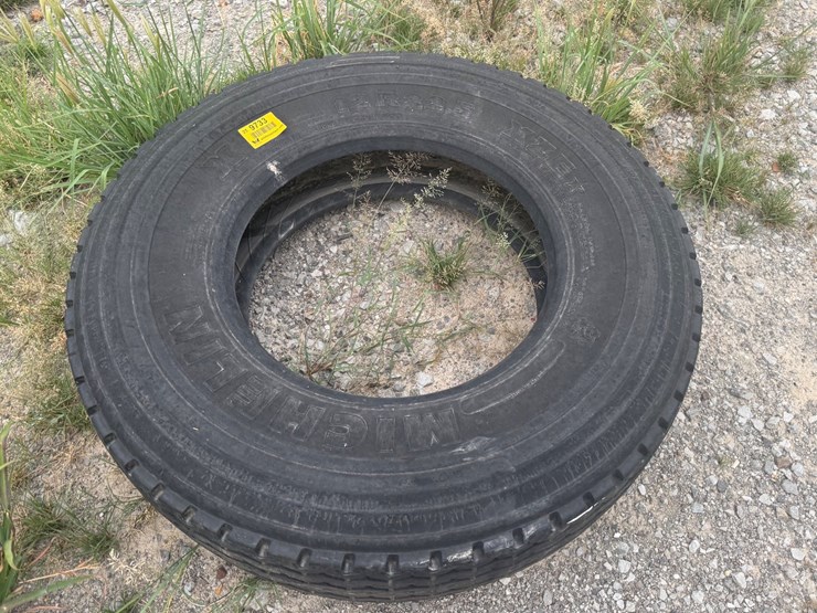 #9733-•-12r22.5-tire-inv#-9733-image-1