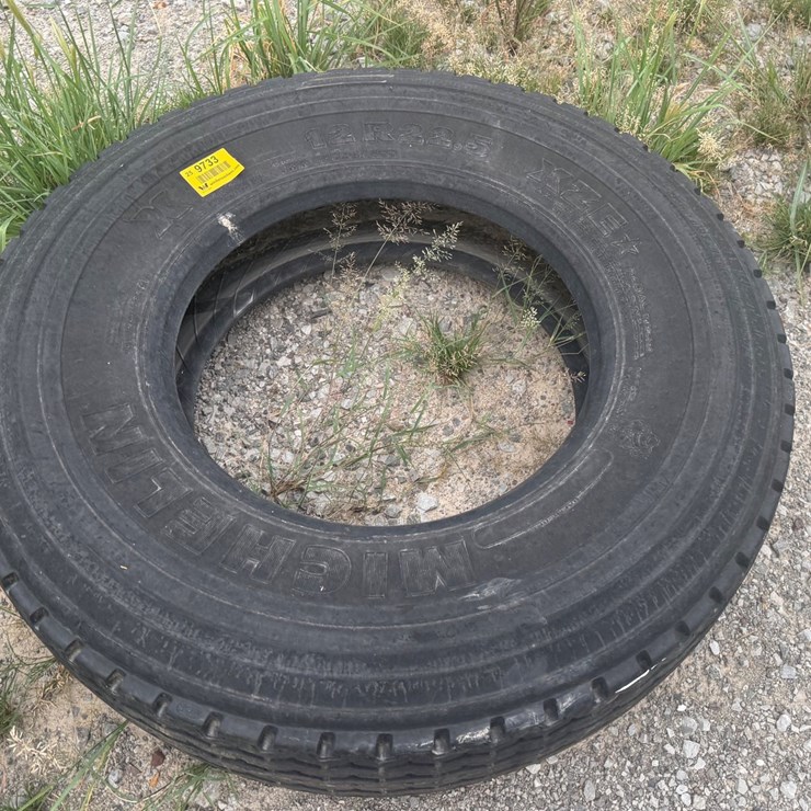 #9733 • 12R22.5 Tire INV# 9733