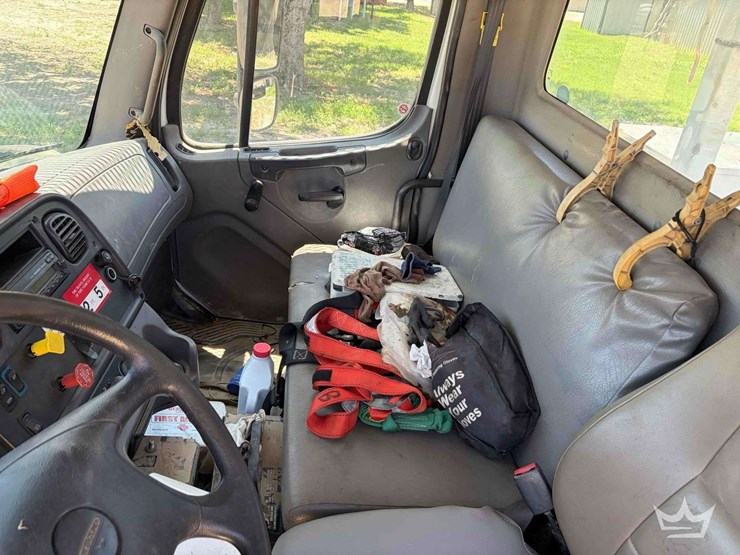 2017-freightliner-m2-106-image-25