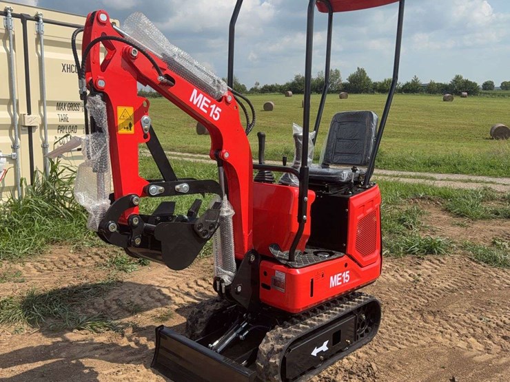 me15-mini-excavator-image-1