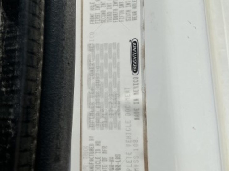 2013-freightliner-m2-106-image-17