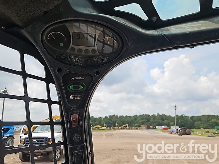 2023-bobcat-t740-image-31