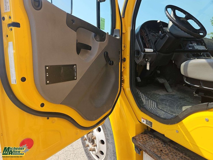 2015-freightliner-m2-106-image-15
