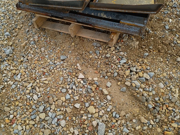 #l53-028-•-wolverine-cut-out-mounting-plate-skid-steer-attachment-image-2