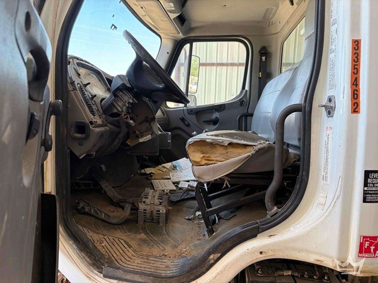 2016-freightliner-m2-106-image-8
