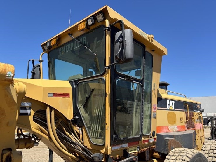 2005-caterpillar-143h-image-37
