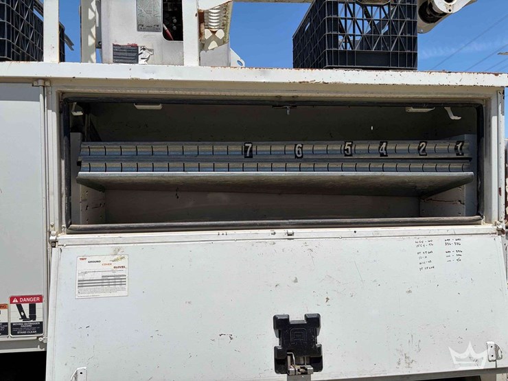 2017-freightliner-m2-106-image-17