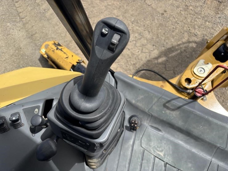 2022-caterpillar-430-image-45
