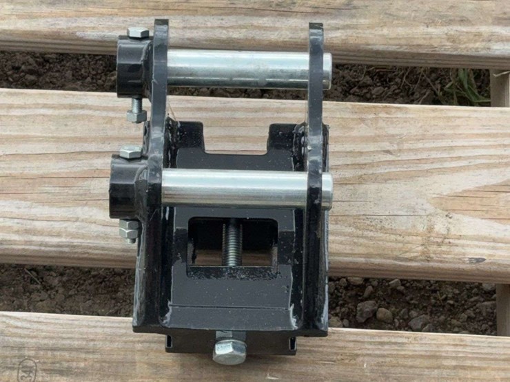 mini-excavator-quick-change-attachment-image-2