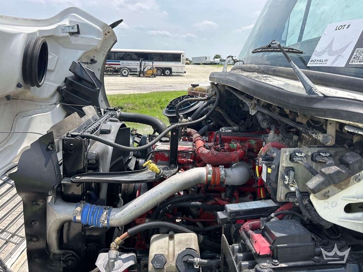 2013-freightliner-m2-106-image-9