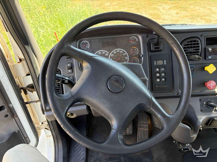 2018-freightliner-m2-106-image-13