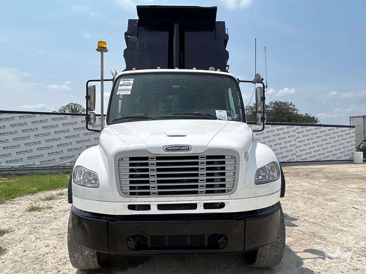 2013-freightliner-m2-106-image-29