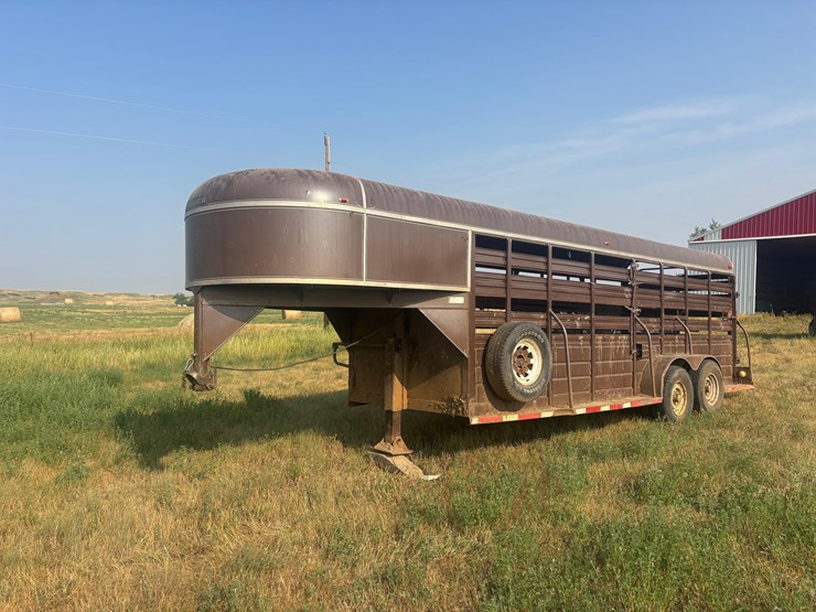 1976-w&w-stock-trailer-image-1
