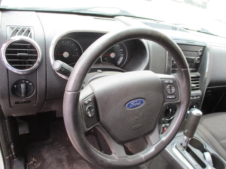 2010-ford-explorer-xlt-image-13