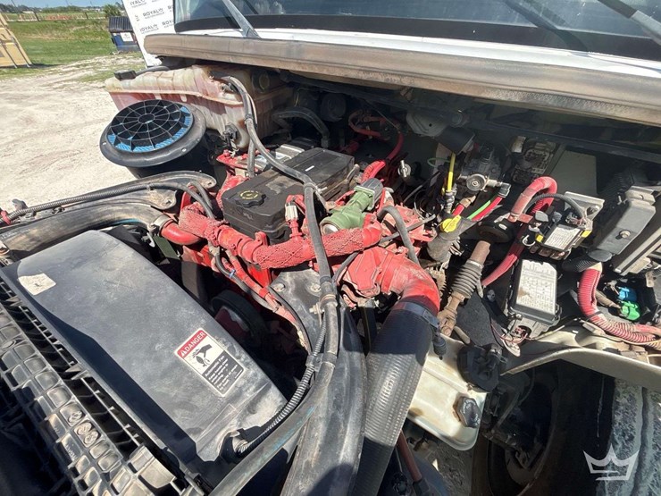 2014-freightliner-m2-106-image-9