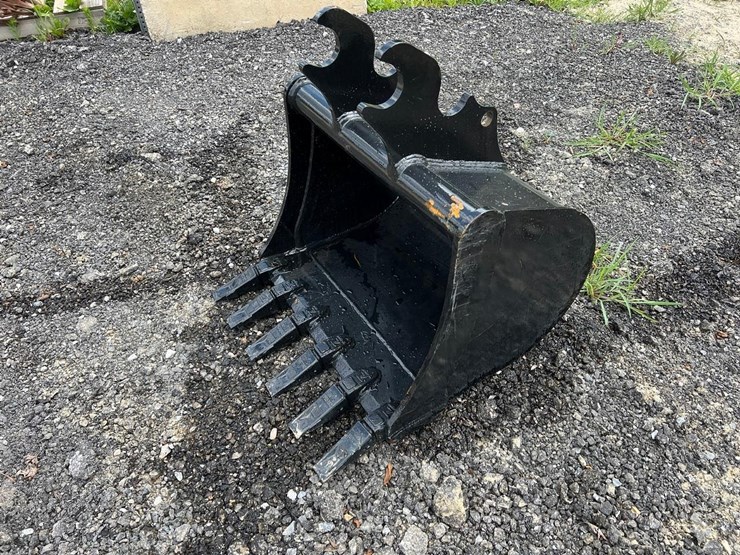 30”-quick-attach-excavator-bucket-for-kx40-image-1