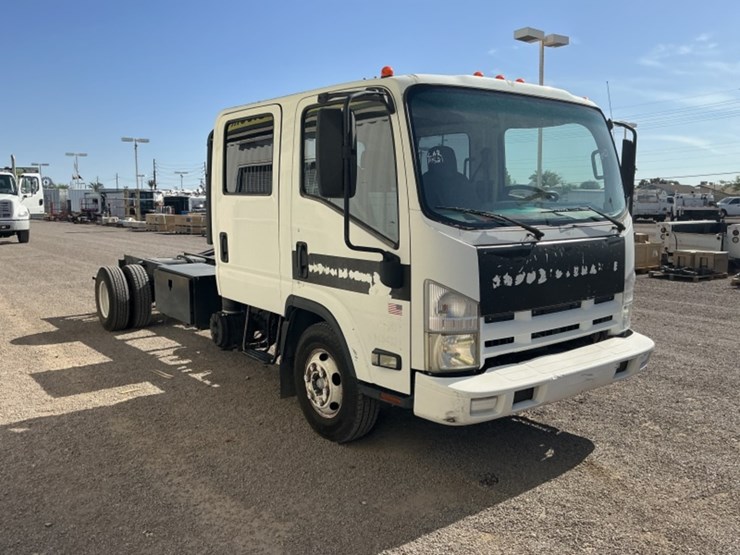 2010-isuzu-npr-image-4