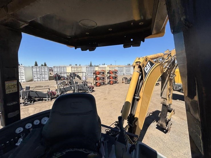 caterpillar-420d-image-48
