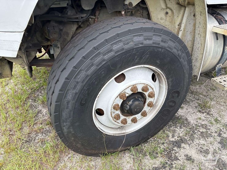 2019-freightliner-m2-106-image-44