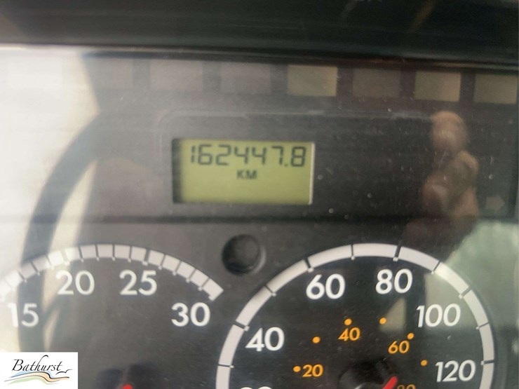 2010-freightliner-m2-106-image-31