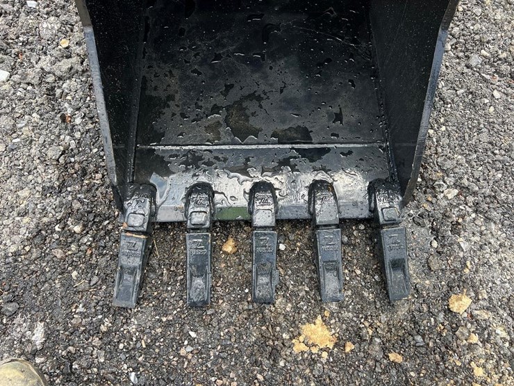 24”-quick-attach-excavator-bucket-for-kx80-image-7