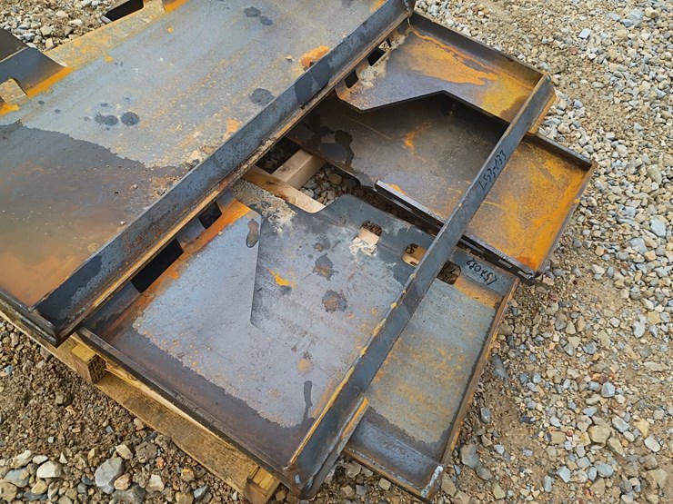 #l53-033-•-wolverine-cut-out-mounting-plate-skid-steer-attachment-image-2