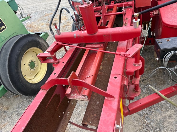 2017-new-holland-bc5070-image-15